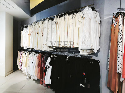 2018年1月12日,以色列里尚勒錫安百貨公司服裝店內(nèi)照片攝影